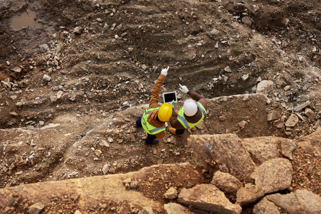 Política de privacidad 1 Construction Workers Inspecting Site De Minería Y Futuro